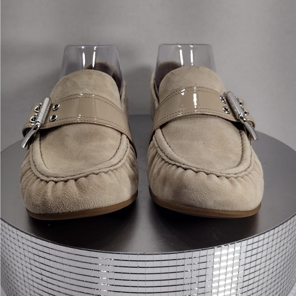 Ugg Women’s Tan Loafers size 8 pre owned Exellent condition